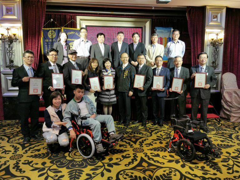 Read more about the article 台中向上扶輪社捐贈復健輪椅 增進身障學生心肺、肌力功能