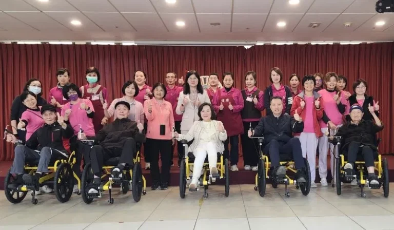 Read more about the article 如是社福公益基金捐贈腳踏式輪椅 白恩惠：將繼續導入與應用各類輔具讓更多長輩受益